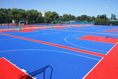 塑膠運動場地建設(shè)與材料供應(yīng)全解析 從哈爾濱塑膠跑道到人造草坪應(yīng)用